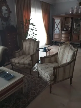 Due poltrone classiche in legno e tessuto