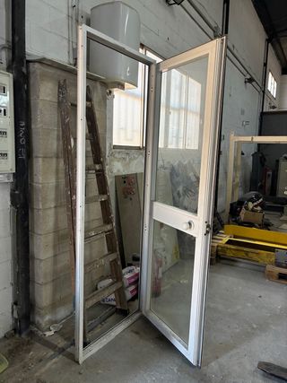 Puerta de aluminio con cristal medidas 220x80