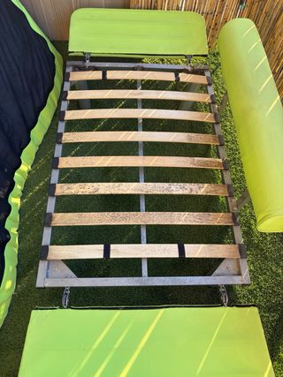 Sofá cama verde tela y metal