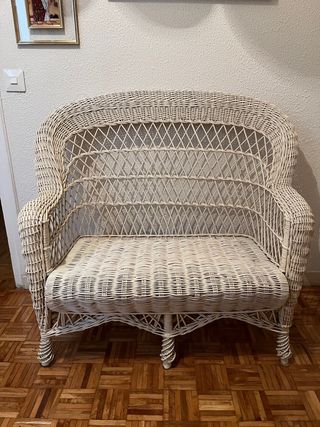 Banco de mimbre blanco con cojín rosa