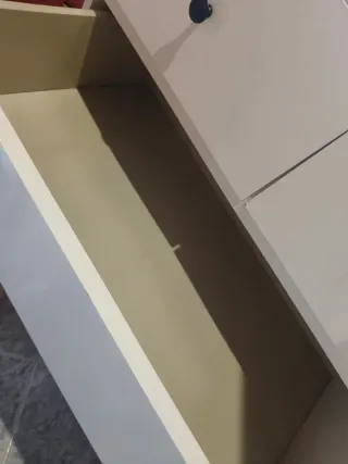 Cajonera blanca con tiradores negros