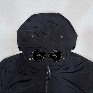 Giacca CP Company Nera con Cappuccio e Lenti