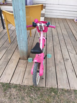 Bicicleta infantil rosa con cesta