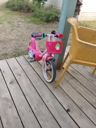 Bicicleta infantil rosa con cesta