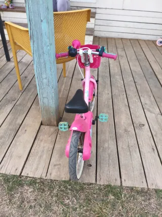 Bicicleta infantil rosa con cesta