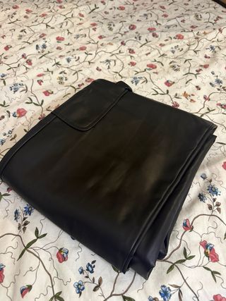 Pantalones cargo efecto piel Stradivarius