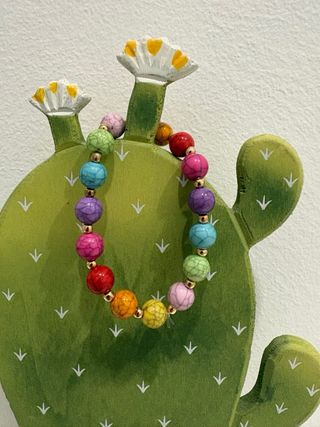 Bracciale elastico multicolor con perline dorate