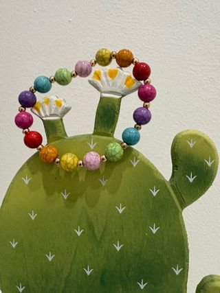 Bracciale elastico multicolor con perline dorate