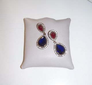 Orecchini pendenti con pietre blu e rosse