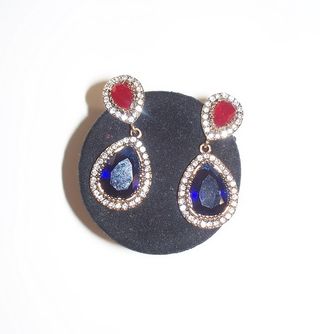 Orecchini pendenti con pietre blu e rosse