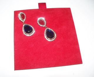 Orecchini pendenti con pietre blu e rosse