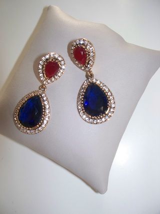 Orecchini pendenti con pietre blu e rosse