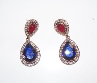 Orecchini pendenti con pietre blu e rosse