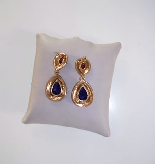 Orecchini pendenti con pietre blu e rosse