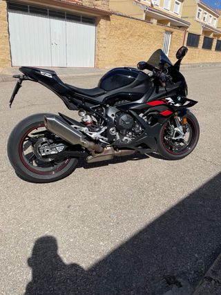 BMW S1000 RR 2024 Negra y Roja