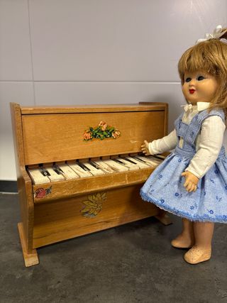 Piano de juguete antiguo para muñeca