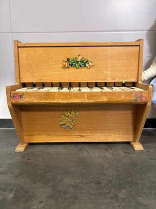 Piano de juguete antiguo para muñeca