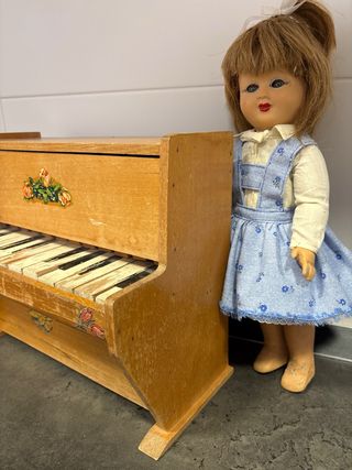 Piano de juguete antiguo para muñeca