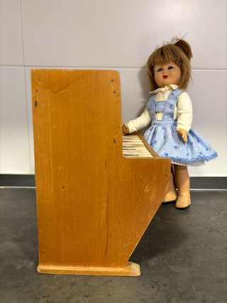 Piano de juguete antiguo para muñeca