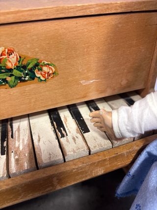 Piano de juguete antiguo para muñeca