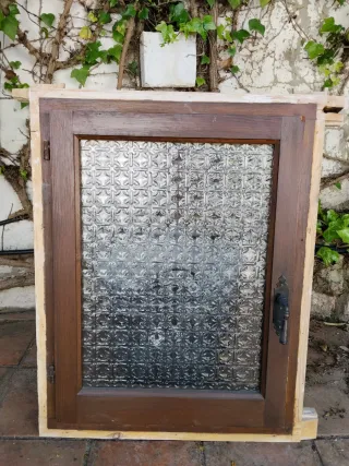 Ventana de madera con cristal decorado