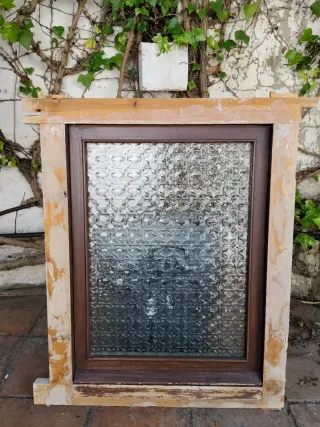Ventana de madera con cristal decorado