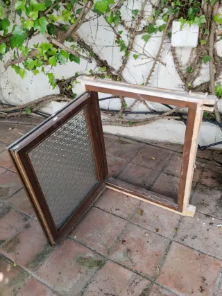 Ventana de madera con cristal decorado