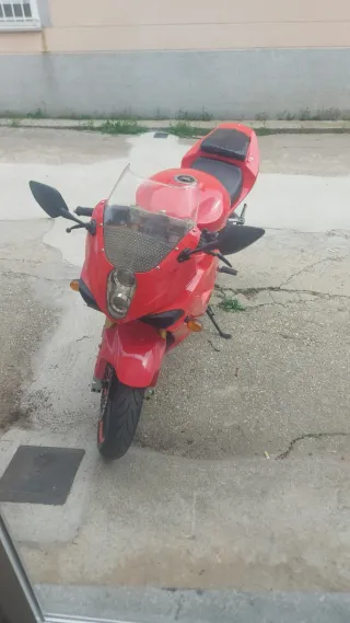 Hyosung GT 125 R Roja Deportiva