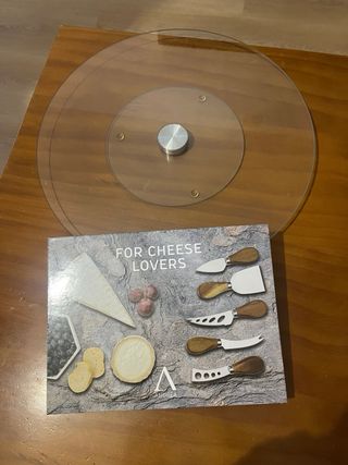 Plato giratorio y set de quesos