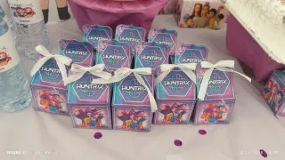 Cajas de regalo Huntrix para fiestas