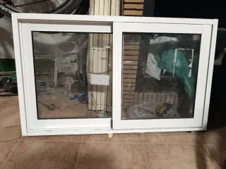 Ventana corredera blanca