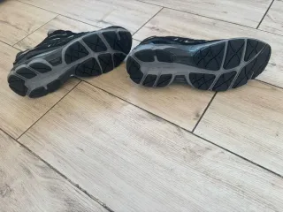 Zapatillas ASICS Negras y Plateadas