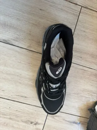 Zapatillas ASICS Negras y Plateadas