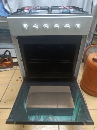 Cocina con horno todo a gas funciona todo bien ,