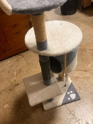 Casa para gatos gris y blanco