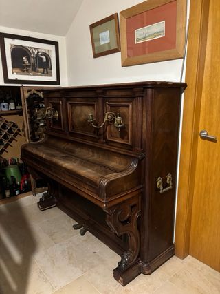 Piano de madera oscuro
