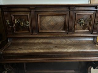 Piano de madera oscuro