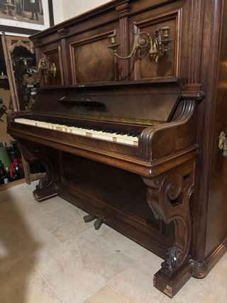 Piano de madera oscuro