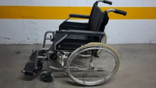 Se REGALA silla de ruedas.