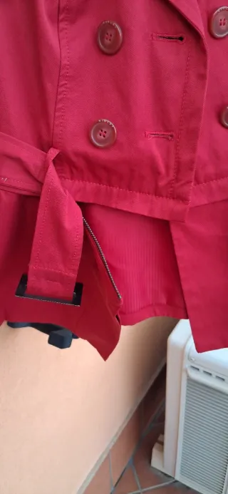 Trench rosso con cintura