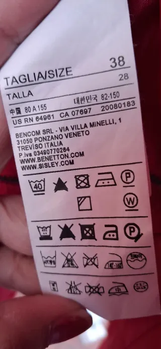 Trench rosso con cintura