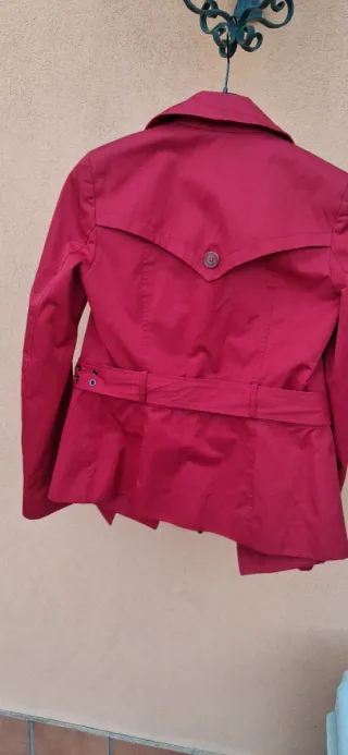 Trench rosso con cintura