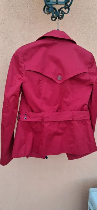 Trench rosso con cintura