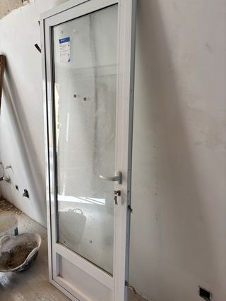 Puerta aluminio semi nueva 2024