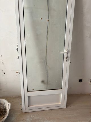 Puerta aluminio semi nueva 2024