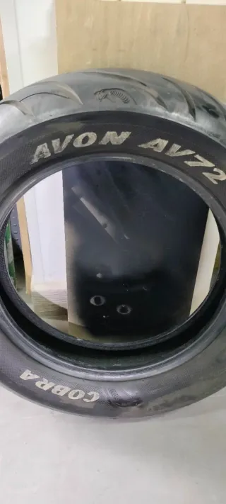 Neumáticos T y D Avon Cobra