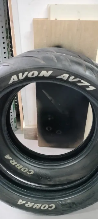 Neumáticos T y D Avon Cobra