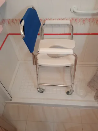 Silla de ducha con ruedas para adultos