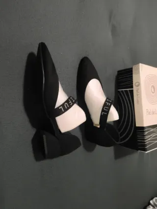 Zapatos de tacón bajo piel y cuero nuevos