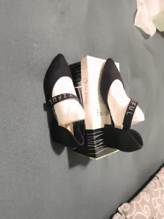 Zapatos de tacón bajo piel y cuero nuevos